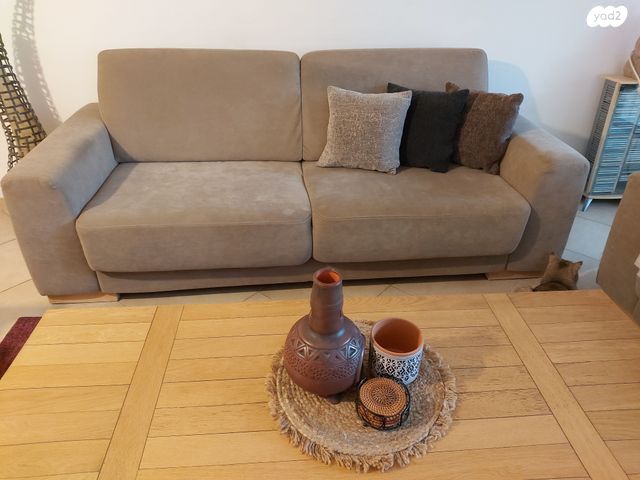 ספה תלת מושבית