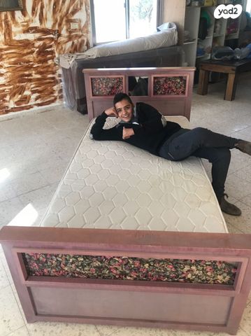מיטה מעץ מלא מפואר