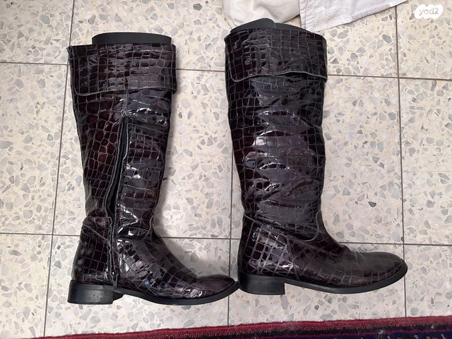 זוג מגפיים גבוהות בצבע חום נחש