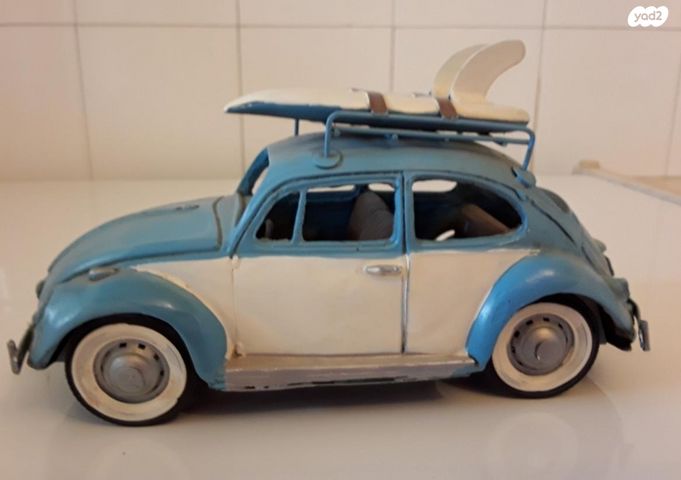 חיפושית וינטג' עם גלשנים על הג