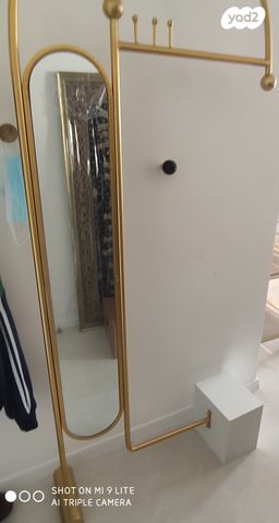 מתלה מעוצב מוזהב עם מראה