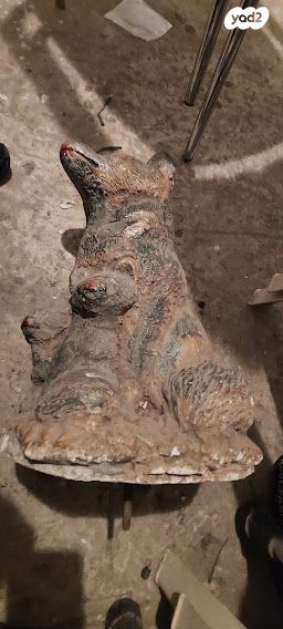 פסל של כלבה עם 2גורים