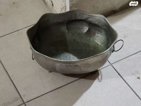 קערה ישנה עם ארבע רגליים