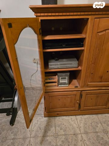 ארון טלוויזיה ומכשירי וידאו