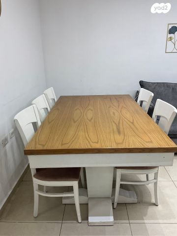 שולחן וכיסאות