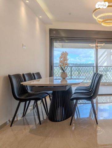 שולחן וכיסאות