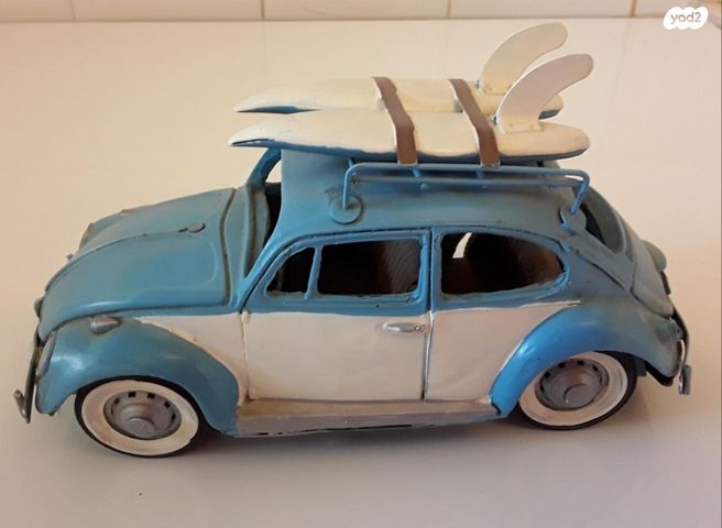 חיפושית וינטג' עם גלשנים על הג