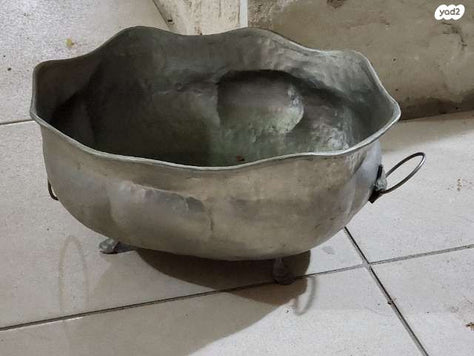 קערה ישנה עם ארבע רגליים