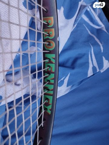 מחבט טניס איכותי 2 גידים חסרים