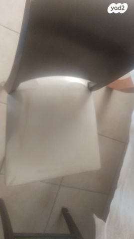 שולחן ושש כסאות