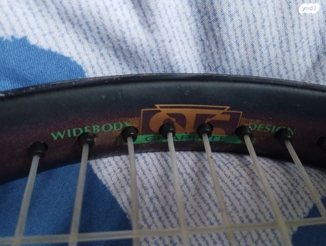 מחבט טניס איכותי 2 גידים חסרים