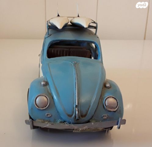 חיפושית וינטג' עם גלשנים על הג