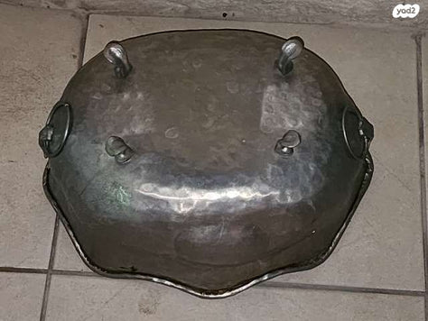 קערה ישנה עם ארבע רגליים