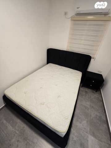 מיטה זוגית עם מזרון במצב חדש