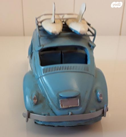 חיפושית וינטג' עם גלשנים על הג