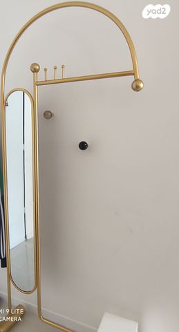 מתלה מעוצב מוזהב עם מראה