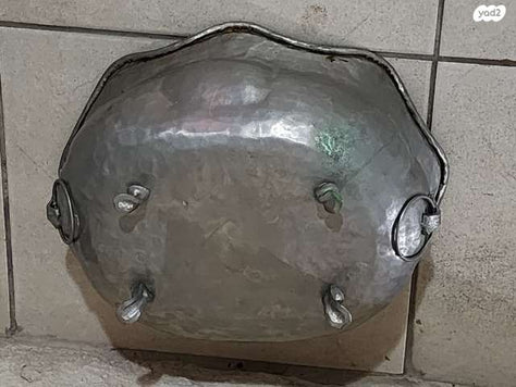 קערה ישנה עם ארבע רגליים