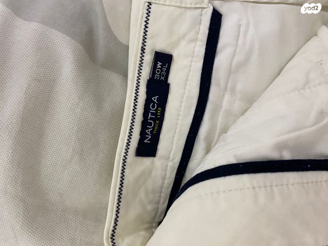 מכנסיים בצבע לבן שלnautica