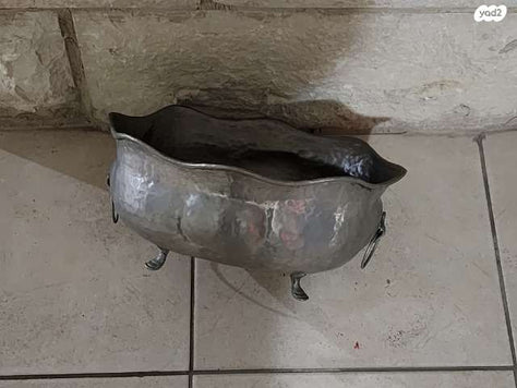 קערה ישנה עם ארבע רגליים