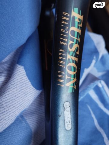 מחבט טניס איכותי 2 גידים חסרים