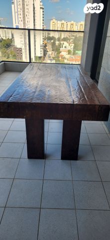 שולחן אוכל וכיסאות