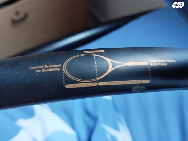 מחבט טניס איכותי 2 גידים חסרים