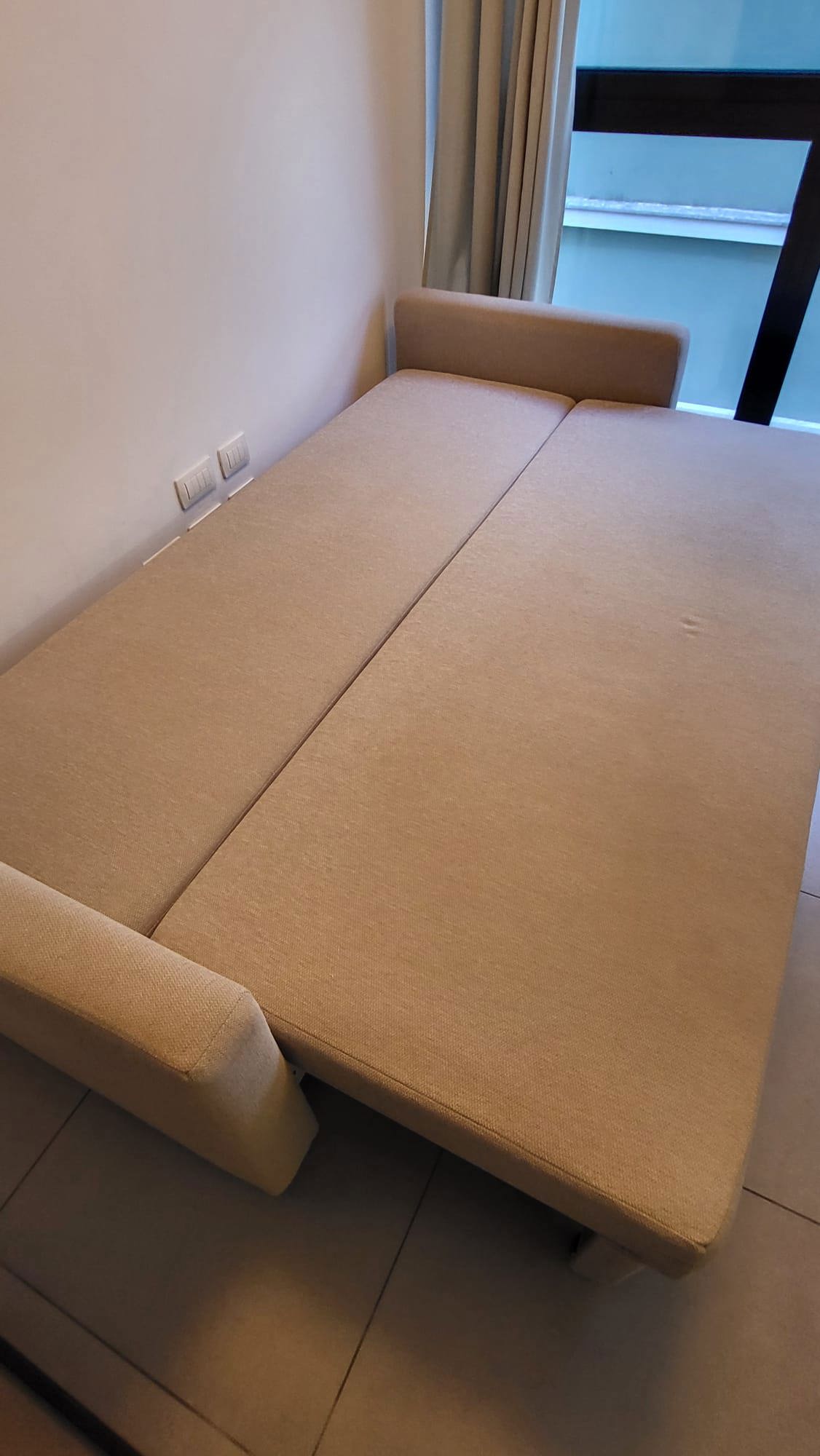 🛋️ ספת איקאה FRIHETEN תלת-מושבית נפתחת למיטה זוגית + ארגז מצעים – כמו חדשה! 🌟