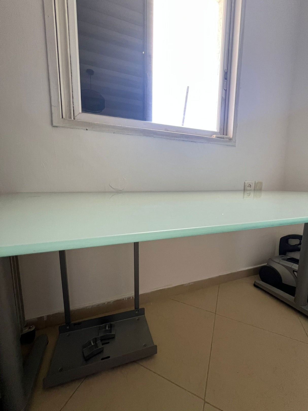 שולחן זכוכית מודרני לפינת עבודה / אוכל – במצב חדש