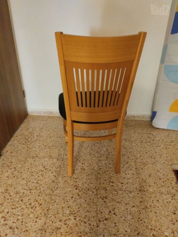 ארבעה כיסאות מעץ