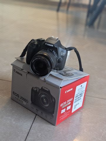 מצלמת Canon EOS 2000D