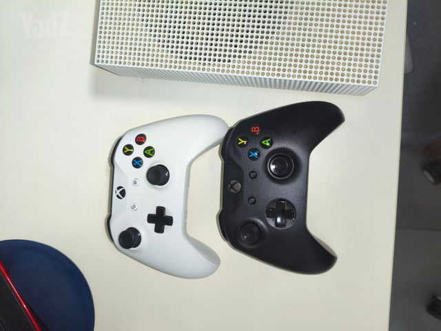 Xbox one s עם שני שלטים