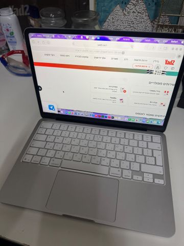 מוכרת MacBook Neo 13