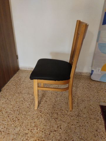 ארבעה כיסאות מעץ