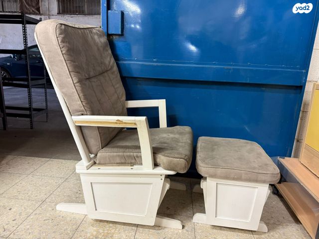 כיסא נדנדה עם הדום נדנדה