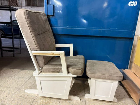 כיסא נדנדה עם הדום נדנדה