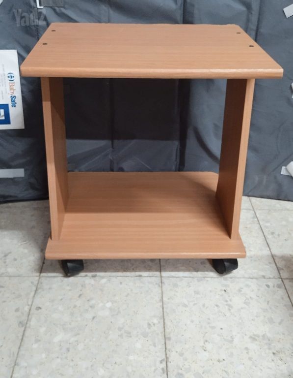 כוננית ניידת על גלגלים