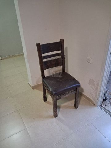 כיסא עץ יציב
