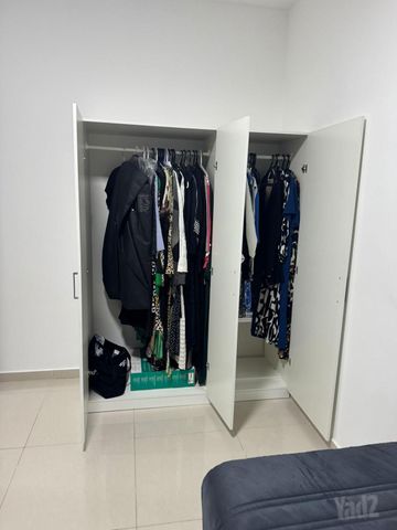 ארון בגדים מעץ