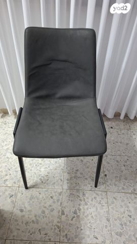 6 כיסאות, 100 ליח'