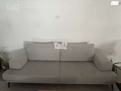 ספה תלת מושבית