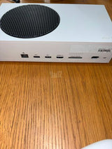 XBOX SERIES S ושני שלטים