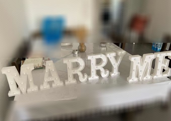 שלט מואר "MARRY ME"