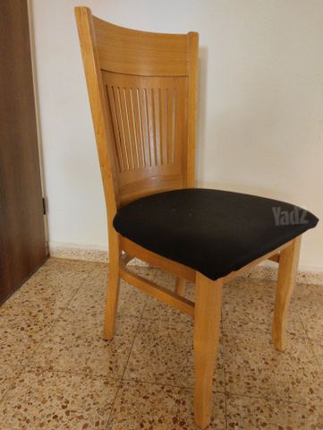 ארבעה כיסאות מעץ