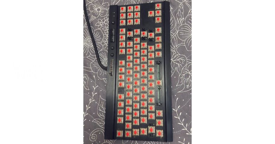 מקלדת Corsair Cherry MX Red