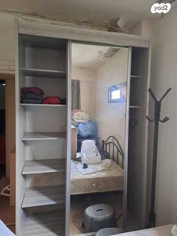 ארון עם מראה