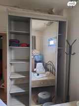 ארון עם מראה