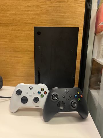 X-box series x + שני שלטים