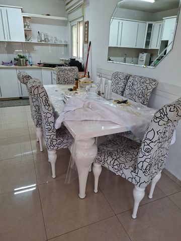 שולחן וכסאות