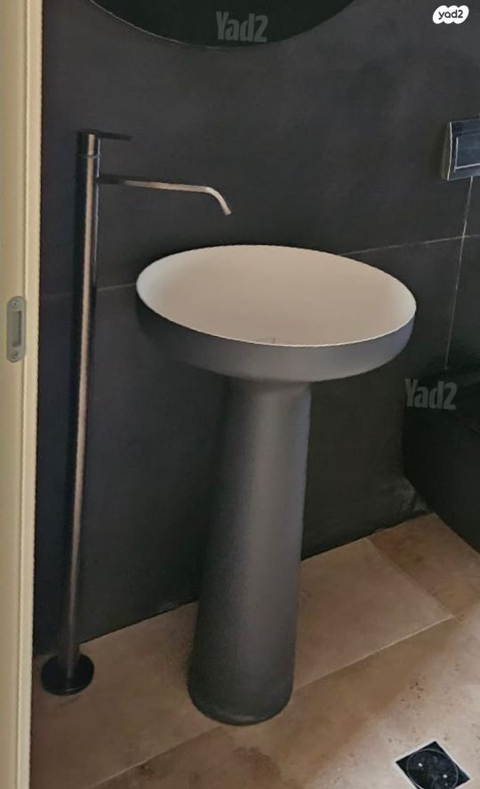 כיור פריסטנדינג כולל הברז!