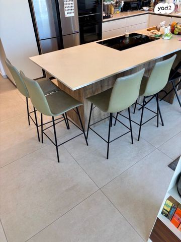 ארבע כיסאות בר